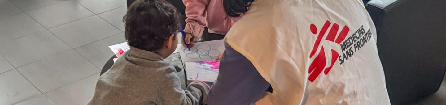 Kinderbetreuung in einer von Ärzte ohne Grenzen bereitgestellten Notunterkunft. Kinderbetreuung in einer von Ärzte ohne Grenzen bereitgestellten Notunterkunft.