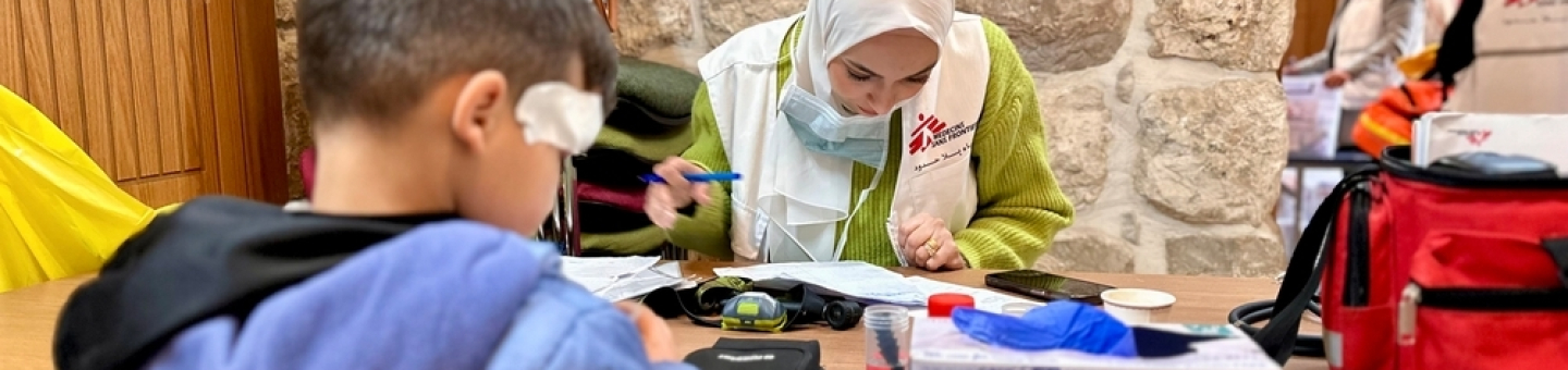 Ein junger Patient in der Sprechstunde in unserem Gesundheitszentrum in Jaber, Hebron. Kind vor Sprechstunden-Schreibtisch, Hebron