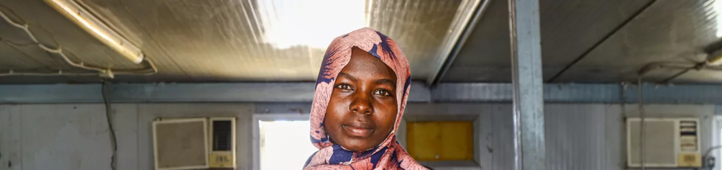 Sudan Mutter hält ihr Baby in ihren Armen