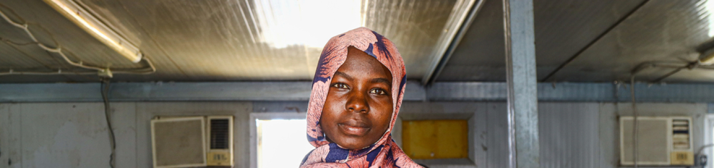Die 19-jährige Rehab und ihr Baby - die junge Mutter nimmt an einem Ernährungsprogramm für Schwangere und stillende Mütter teil. Sudan Mutter hält ihr Baby in ihren Armen