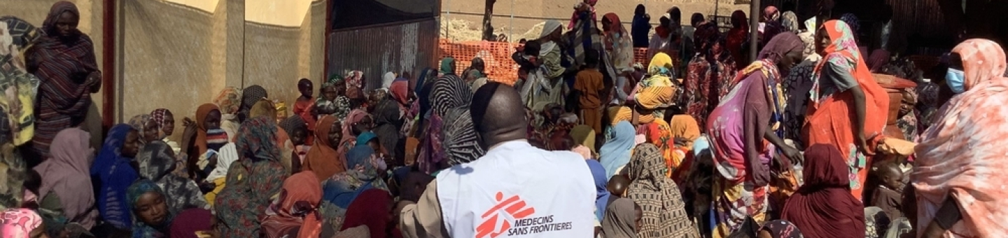 Mütter und Kinder warten in unserem Gesundheitszentrum im Samsam-Camp - leider müssen wir jetzt die Aktivitäten beenden.. Sudan: Mütter und Kinder warten in Gesundheitszentrum im Samsam-Camp.