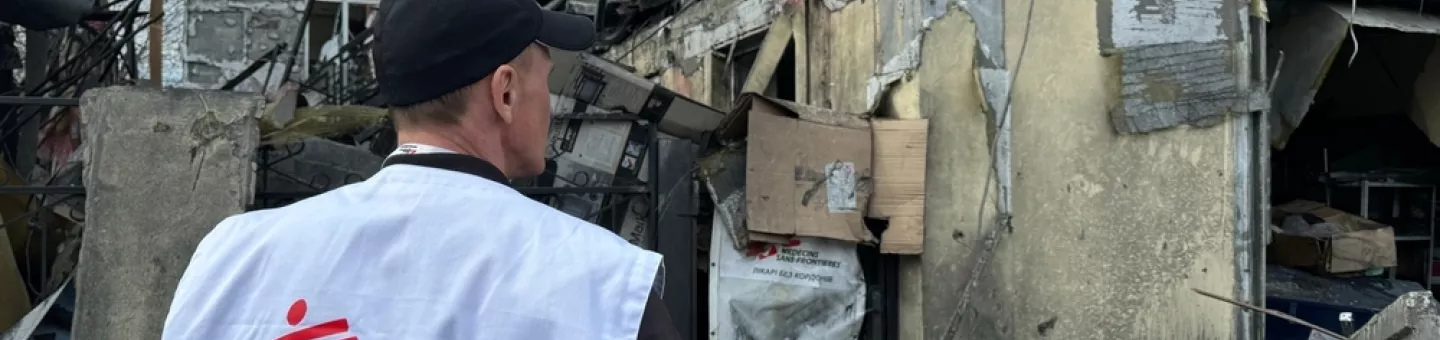 Sicherheitsbeauftragter von Ärzte ohne Grenzen bewertet den Grad Zerstörung.