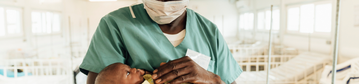 In der Kinderklinik in Kenema behandeln wir seit März 2019 Kinder unter 5 Jahren Charles Jormoh mit Kind auf dem Arm