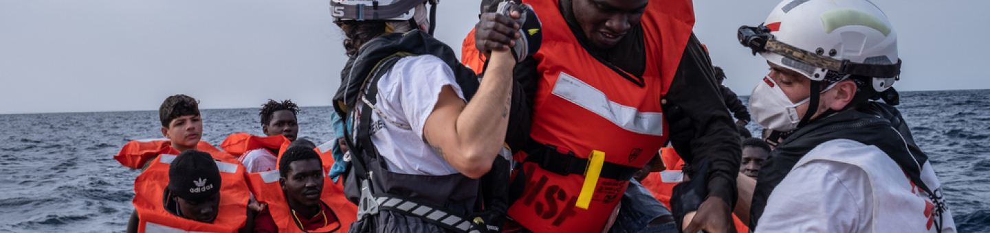Geflüchtete auf dem Mittelmeer werden von Rettungsschiff Geo Barents in Sicherheit gebracht. Seenotrettung Geflüchtete auf dem Mittelmeer Geo Barents