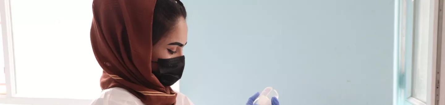 Afghanistan: Mitarbeitende zieht Injektion in Spritze auf