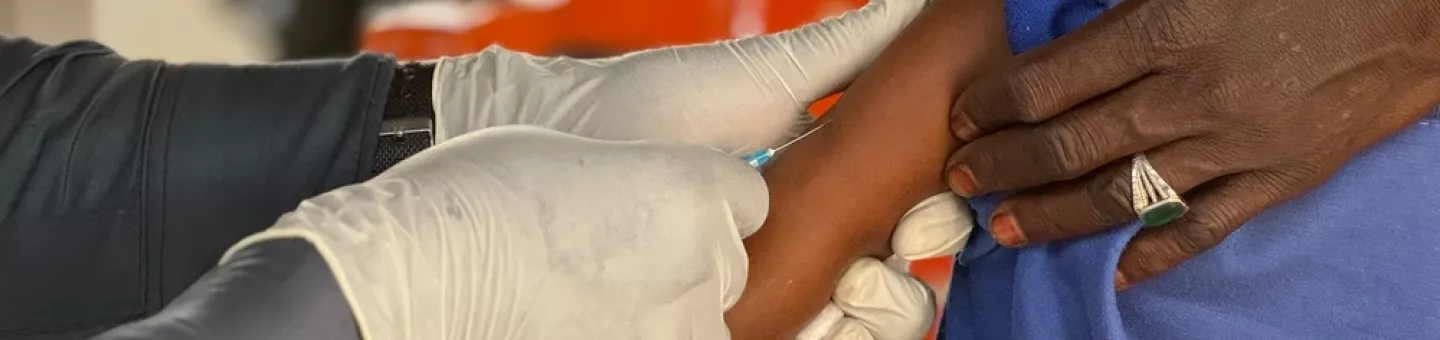 Kleinkind erhält eine Masernimpfung durch die medizinischen Mitarbeitenden von Ärzte ohne Grenzen