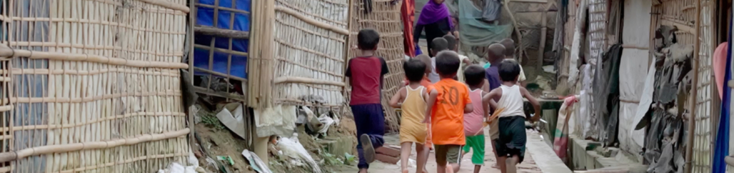 Kinder rennen durch die Gassen des Cox's Bazar Flüchtlingscamps in Bangladesch. Kinder rennen durch die Gassen des Cox's Bazar Flüchtlingscamps in Bangladesch.