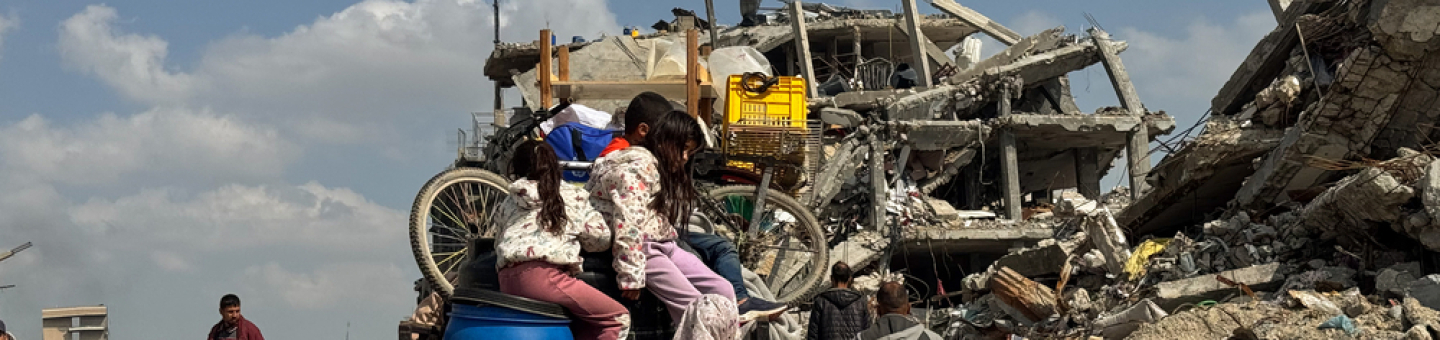 Gazastreifen: Eine von so vielen vertriebenen palästinensischen Familien unterwegs nach Norden. Gaza: Familie mit Hab und Gut inmitten zerstörter Gebäude