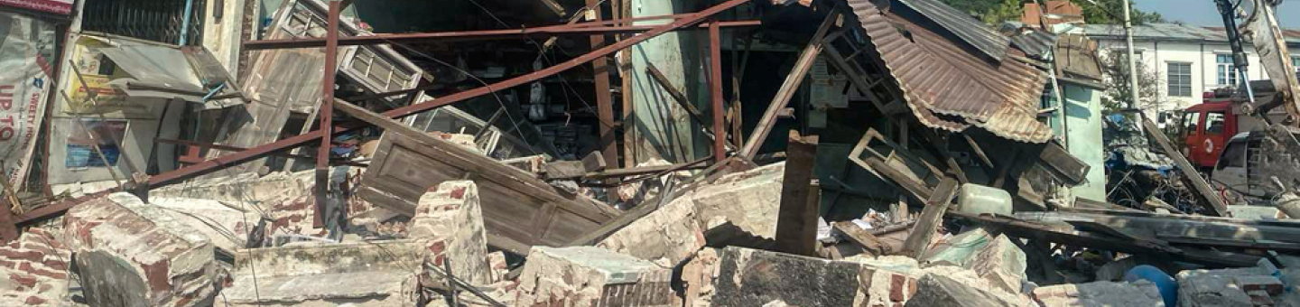 Viele Gebäude, wie hier in Pyaw Pwe, sind durch das Erdbeben zerstört worden. Myanmar: Erdbebenzerstörung an Gebäude und Geröll in Stadt