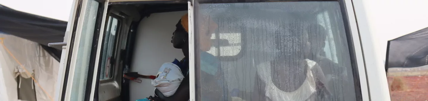 Mutter mit Kindern in einem unserer Krankenwagen.