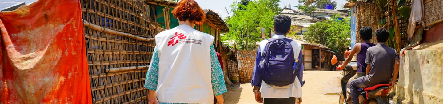 Zwei  unserer Mitarbeiter*innen in einem Rohingya-Geflüchtetetencamp. 