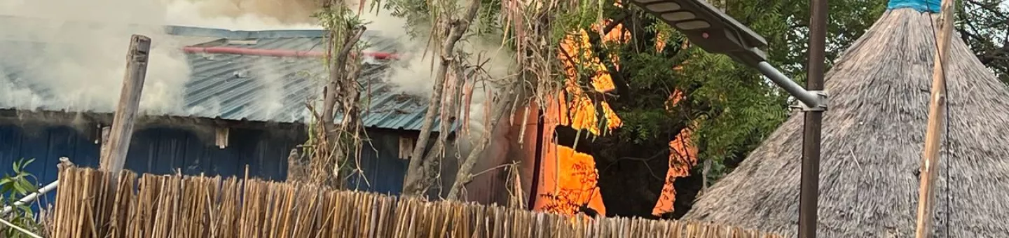 Ein Krankenhaus in Old-Fangak brennt.