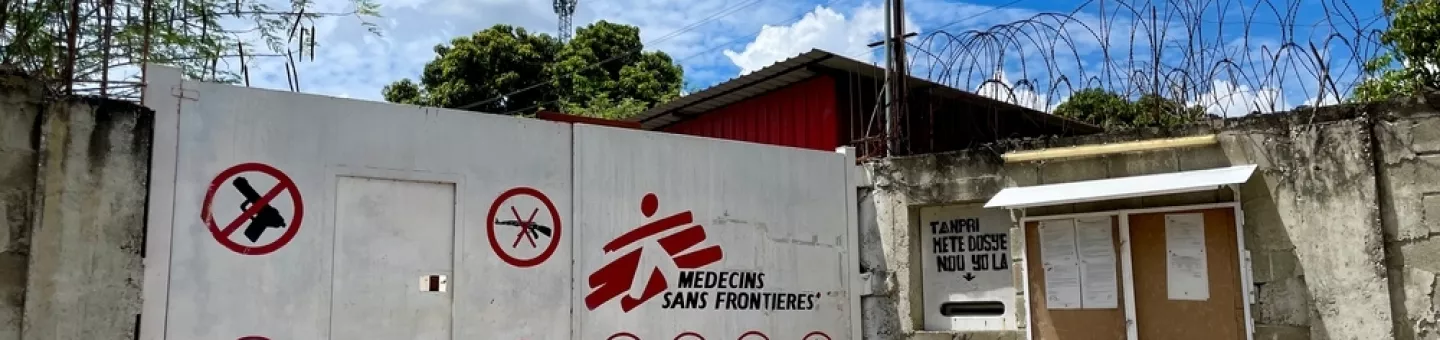 Krankenhauseingang in Port-au-Prince. 