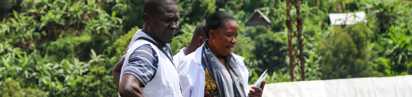 Zwei Mitarbeitende von Ärzte ohne Grenzen bei einem Einsatz.