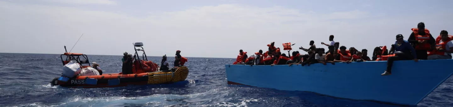 Seenotrettung der Geo Barents eines überfüllten Holzbootes im zentralen Mittelmeer, darunter Frauen und Kinder. 