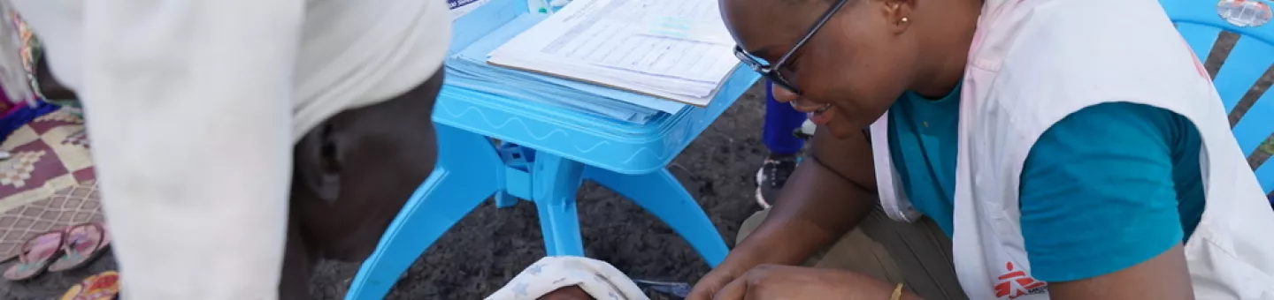 Hebamme Veronica Nyakuoth untersucht Baby.