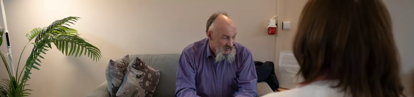 Oleksii Lohanov in seiner Wohnung. 