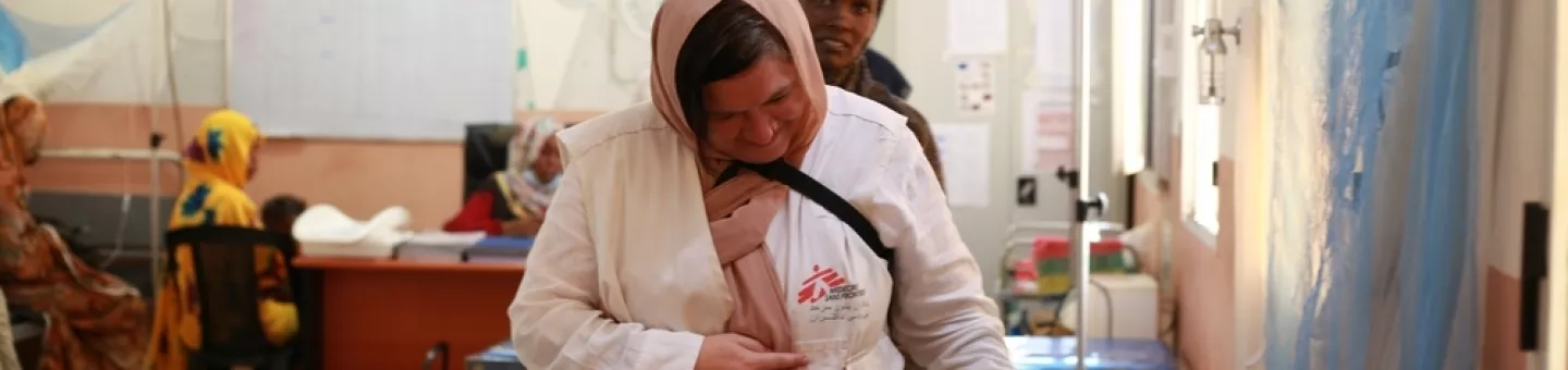 Eine Mitarbeiterin von Ärzte ohne Grenzen im Patient*innenkontakt im Nyala Teaching Hospital.