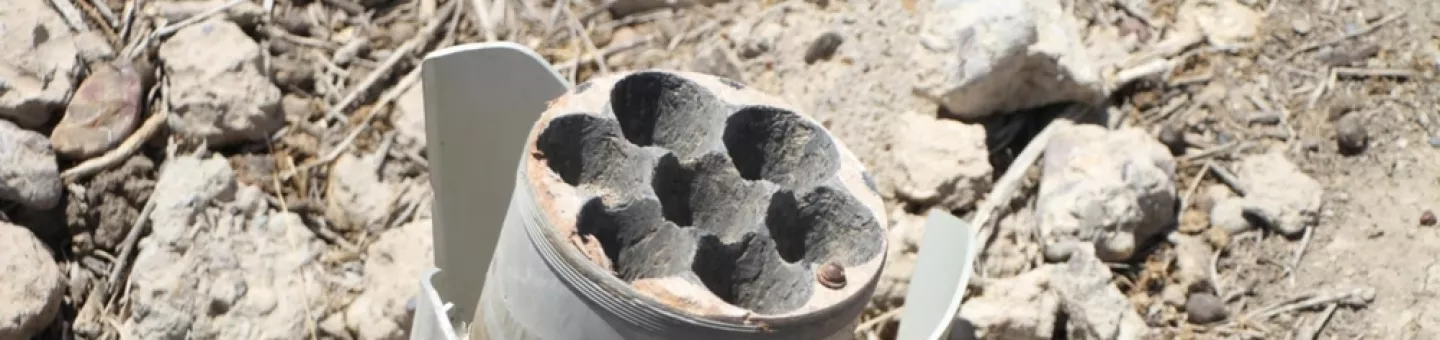 Überreste eines Sprengkörpers zwischen Schutt