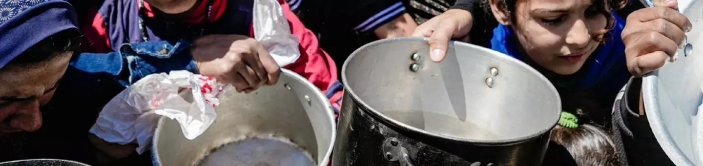 Kinder im Gazastreifen drängen sich in einer Gemeinschaftsküche um die Essensausgabe Hunger: Kinder mit Kochtöpfen in Gaza