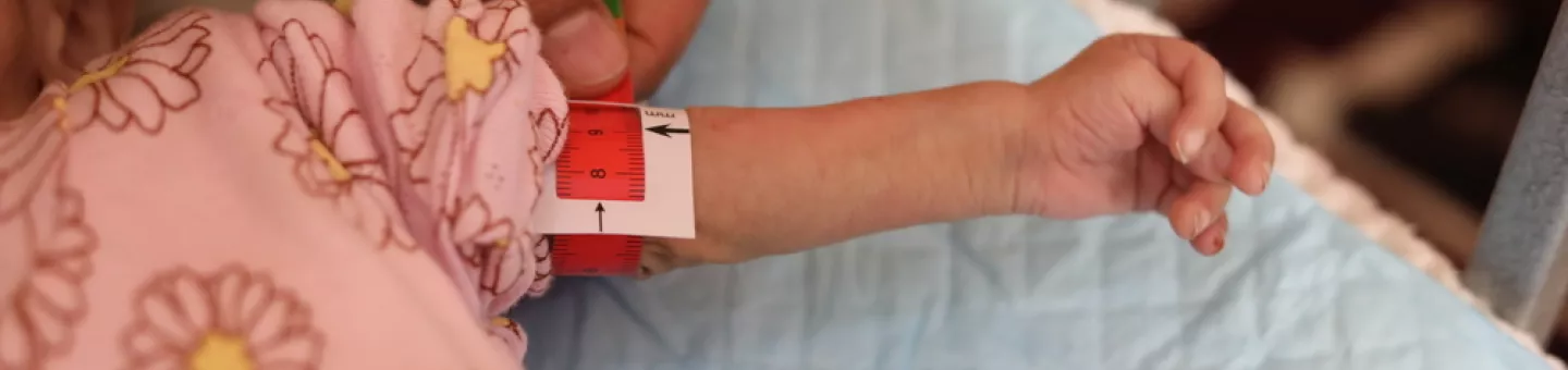 Ärmchen von Kind mit Mangelernährungs-Bändchen