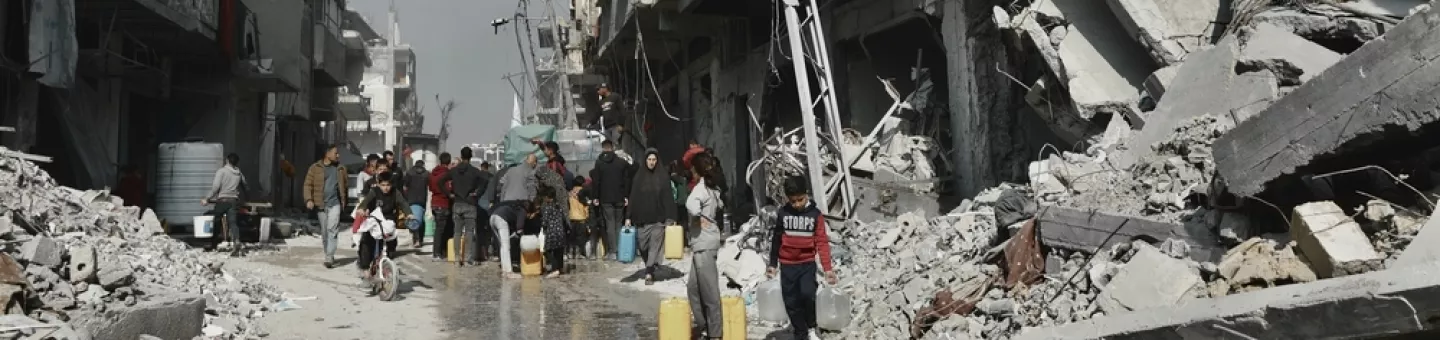 Menschen zwischen Ruinen in Beit Lahia (Gaza)