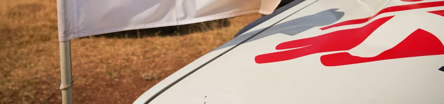 Fahrzeug von Ärzte ohne Grenzen neben dem Flugplatz Kajo Keji.