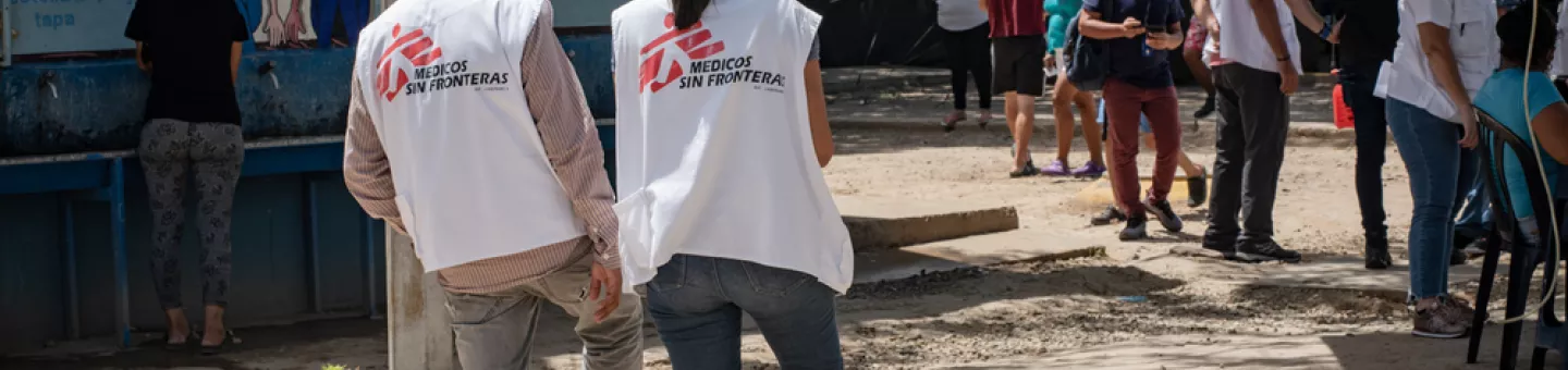Zwei Mitarbeitende von Ärzte ohne Grenzen