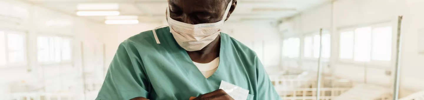 In der Kinderklinik in Kenema behandeln wir seit März 2019 Kinder unter 5 Jahren Charles Jormoh mit Kind auf dem Arm