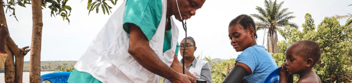 Frau bei einer medzinischen Untersuchung in Kwamouth