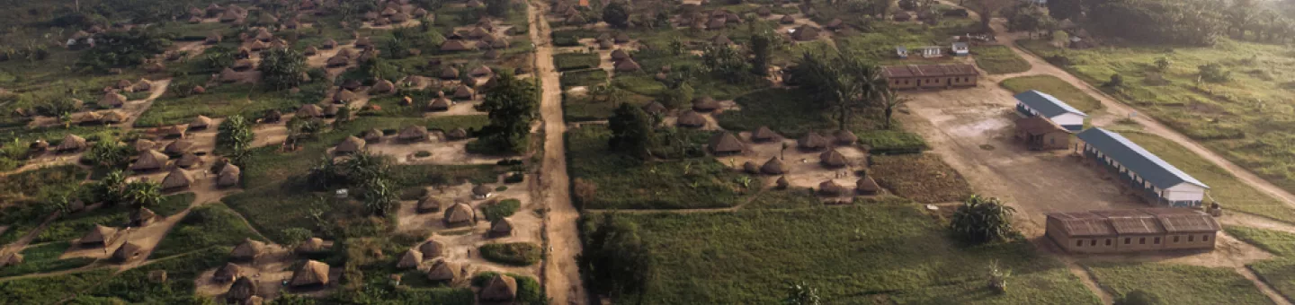 Bei einem Mapathon erstellen wir digitale Karten für unsere Projekte. Luftaufnahme von Landschaft mit Gemeinden, Straßen, grüner Fläche