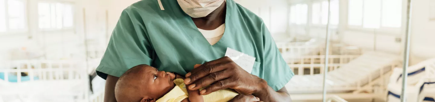 Charles Jormoh mit Kind auf dem Arm