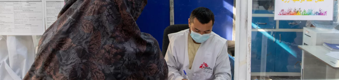 Eine Frau am Empfang der Kindernotaufnahme im Krankenhaus in Herat. 