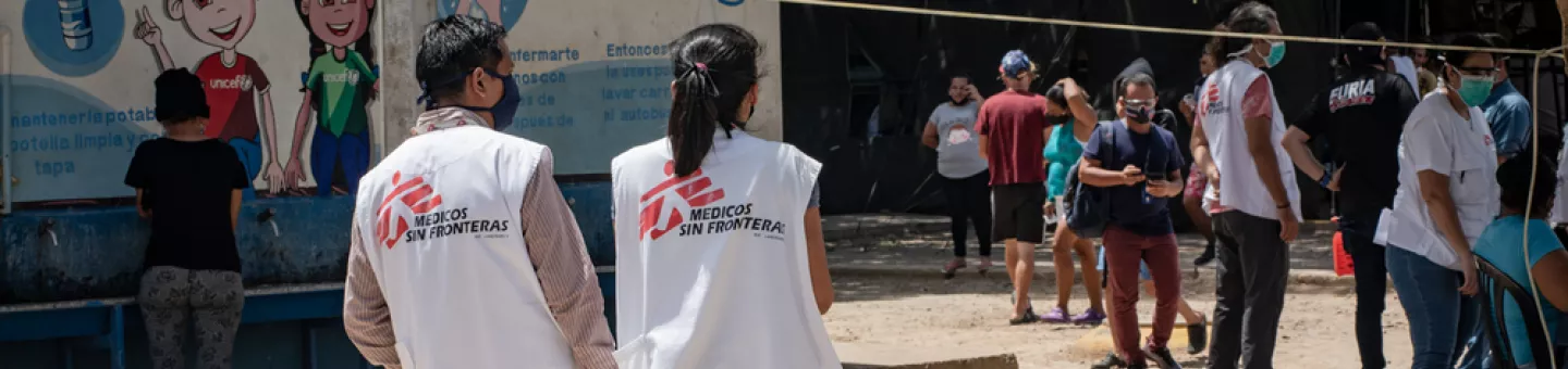 Zwei Mitarbeitende von Ärzte ohne Grenzen