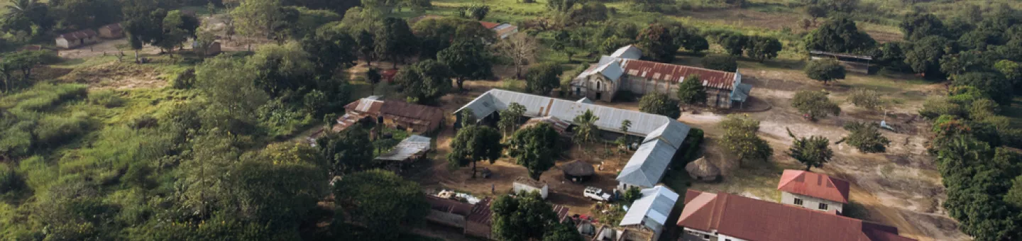 Luftaufnahme zeigt Nebel über Häusern, Wald und Straßen