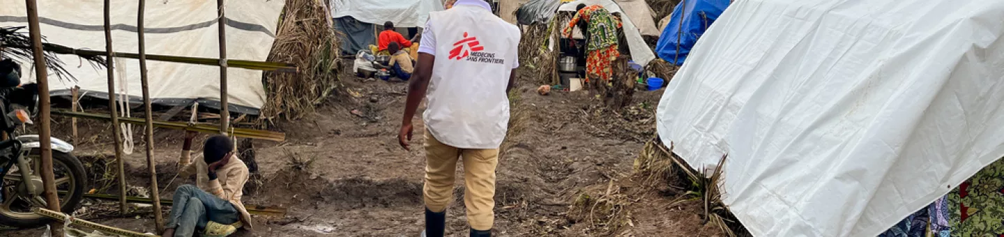 Ein Mitarbeiter von Ärzte ohne Grenzen im Camp Ndava