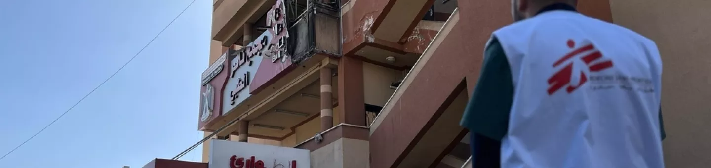 Mitarbeiter steht vor dem Nasser-Krankenhaus in Gaza