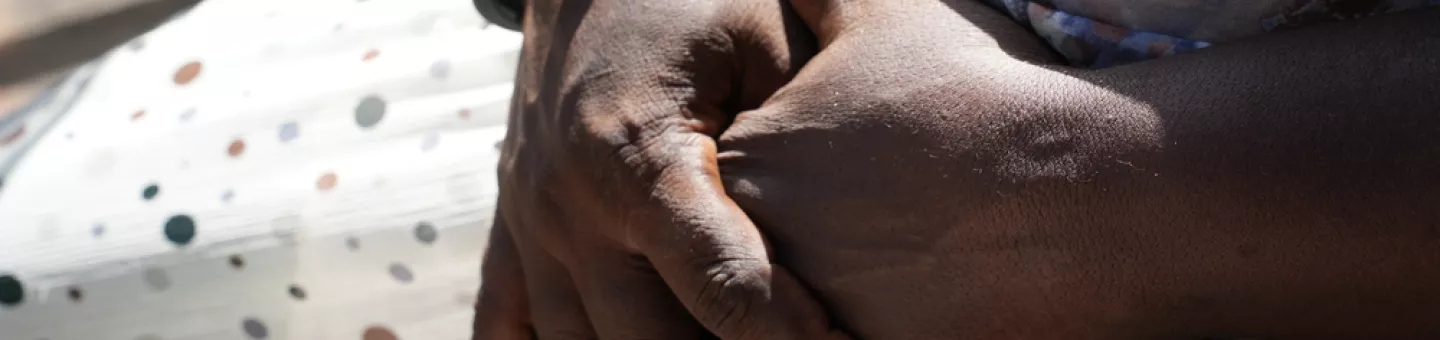 Bild zeigt die gefalteten Hände einer Überlebenden sexualisierter Gewalt.