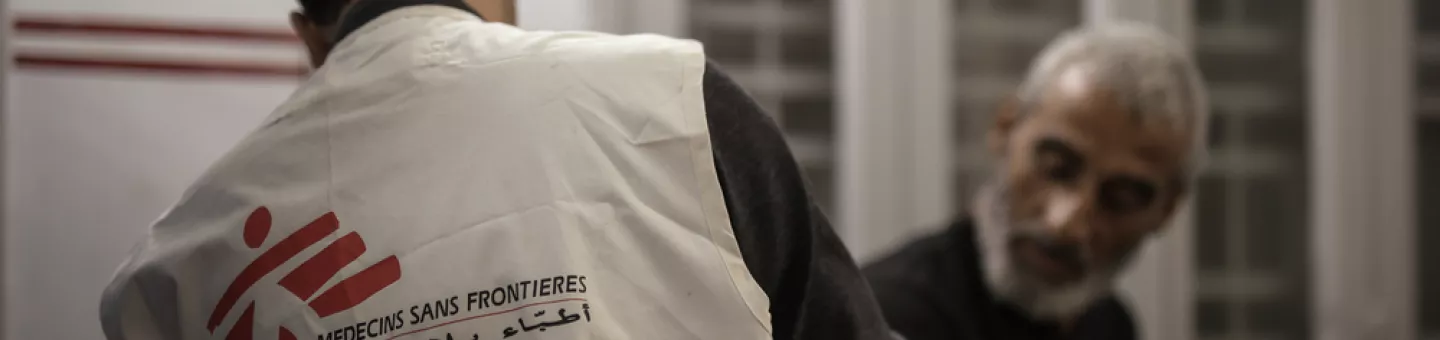 Mitarbeitender von Ärzte ohne Grenzen behandelt einen Patienten. 