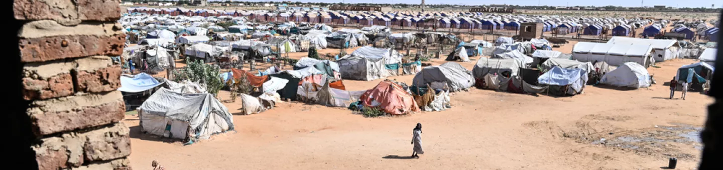 Blick über viele Zelte, dazwischen vereinzelt Personen.