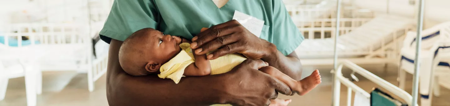 Charles Jormoh mit Kind auf dem Arm