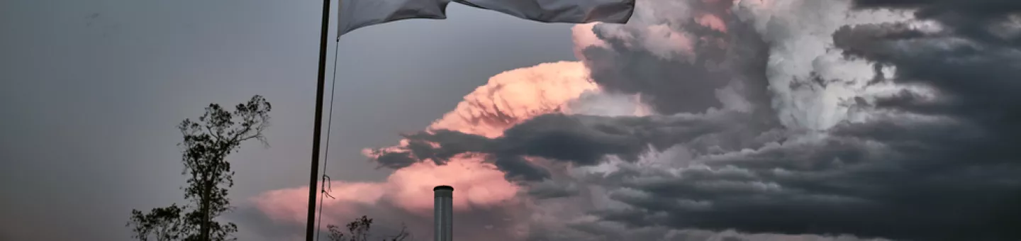 Flagge mit Logo von Ärzte ohne Grenzen vor bewölktem Himmel
