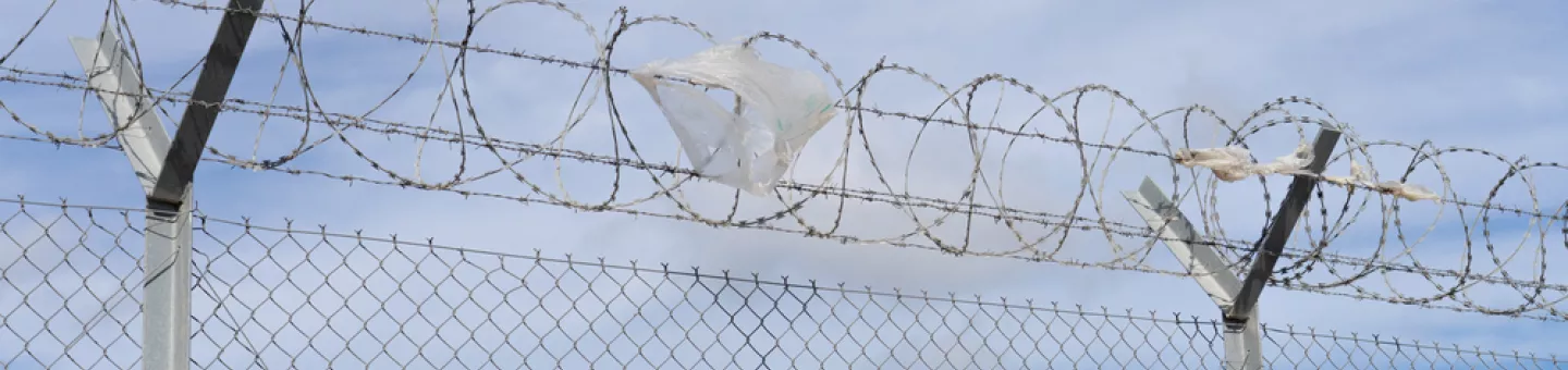 Stacheldrahtzaun vor neuem Aufnahmezentrum auf Samos