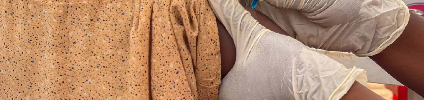 Frauen und Kinder an einer Impfstation in Camp, Adré