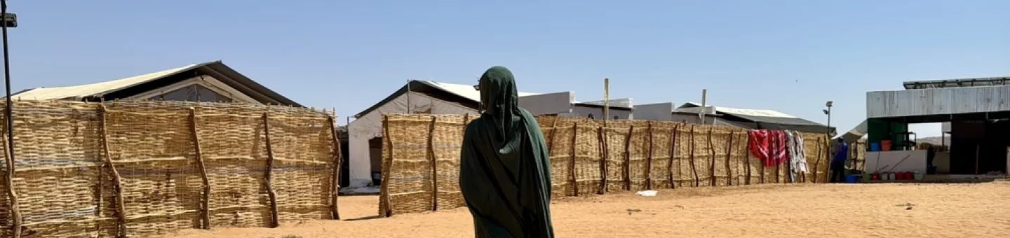 Eine Frau läuft auf ein Camp zu