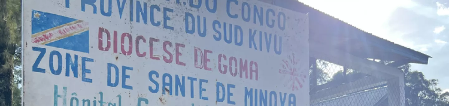 Schild, das Gesundheitsbezirk Minova anzeigt
