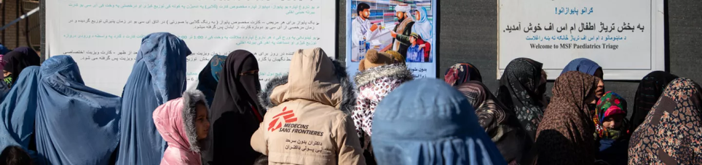 Menschen drängen sich vor Eingang einer medizinischen Einrichtung