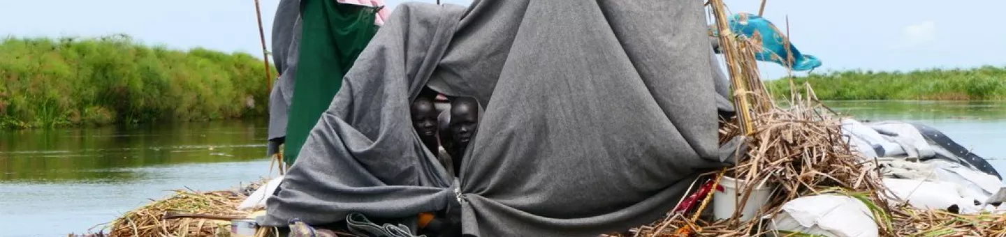 Ein selbst gebautes Floß mit einem Zelt darauf treibt auf dem Wasser