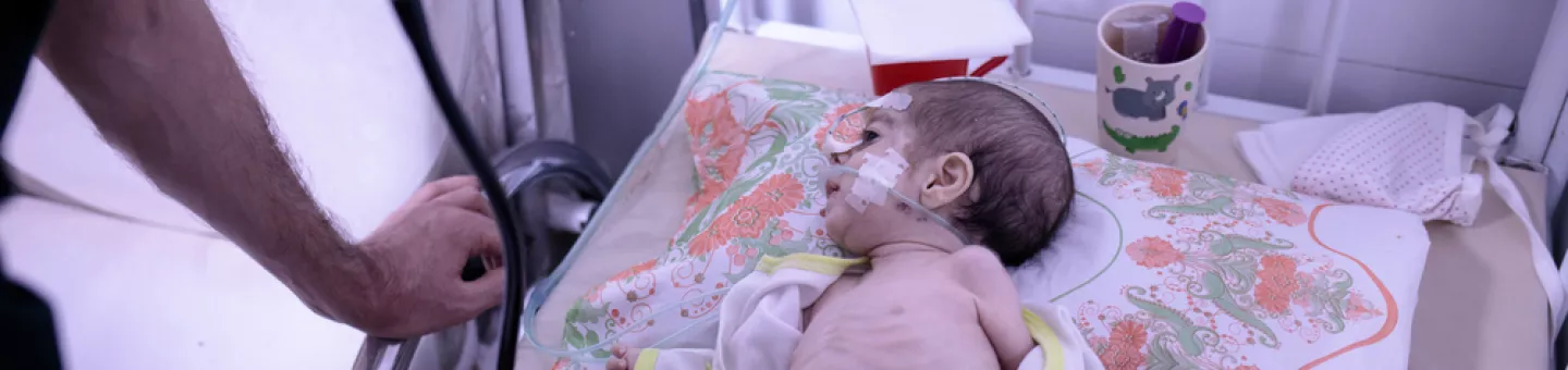 Ein mangelernährtes Kind wird untersucht