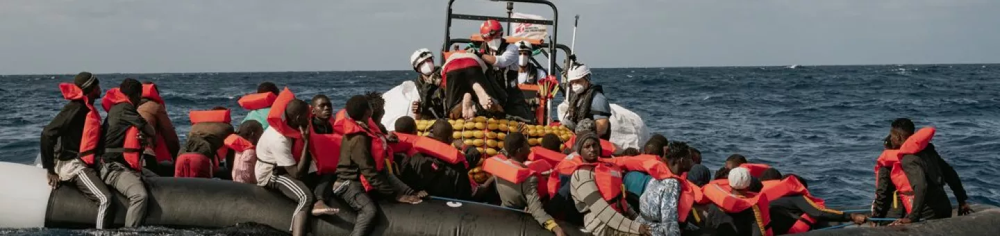Flüchtlinge in einem überfüllten Schlauchboot